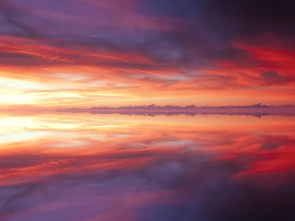 Reflexão de nuvens dramáticas e coloridas — Fotografia de Stock