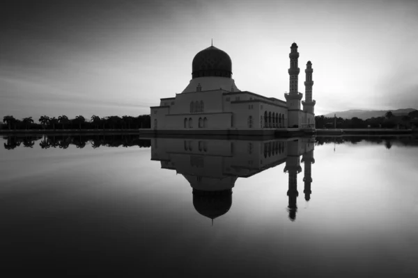 Odraz kota kinabalu mešity v černé a bílé v sabah, Malajsie, borneo — Stock fotografie