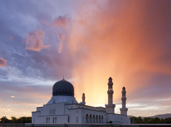 Moschea di Kota Kinabalu con nuvole drammatiche e colorate all'alba a Sabah, Malesia, Borneo — Foto Stock