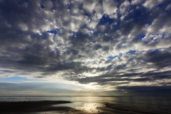 Nubes dramáticas en una playa en Sabah, Borneo, Malasia —  Fotos de Stock