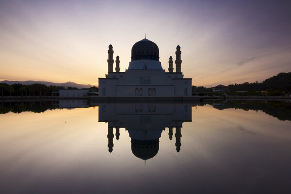 Отражение красивой жизни на восходе солнца в Сабахе, Восточная Малайзия, Борнео
