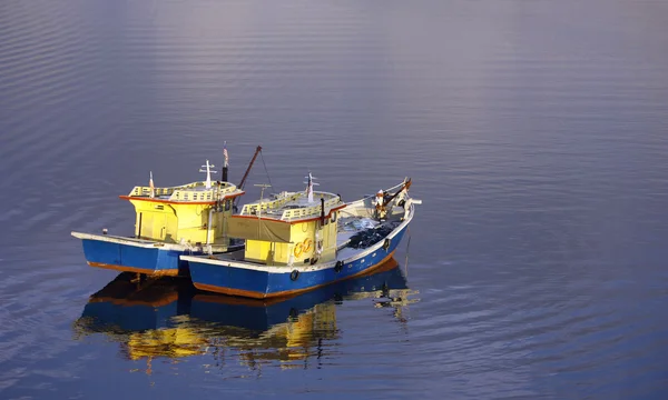 Dos barcos de pesca flotando en el agua ondulada en Sabah, Malasia, Borneo —  Fotos de Stock