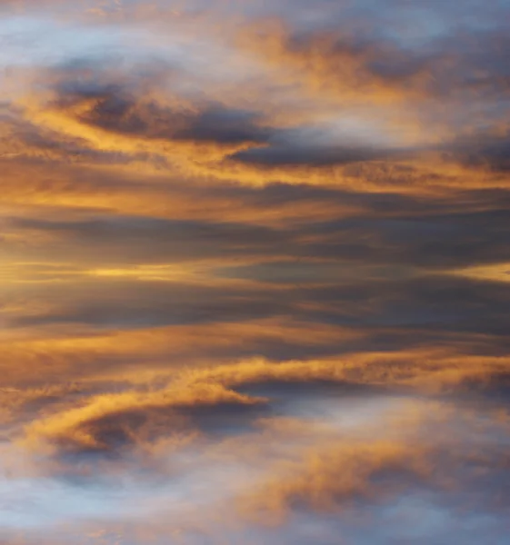 Reflexe dramatického a barevné mraky — Stock fotografie