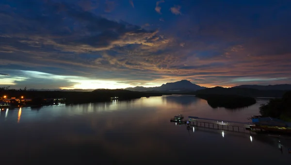 Salida del sol con el monte Kinabalu al fondo en Sabah, Malasia, Borneo — Foto de Stock