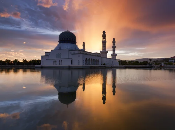 Hermosa mezquita de la ciudad de Kota Kinabalu al amanecer en Sabah, Malasia, Borneo — Foto de Stock