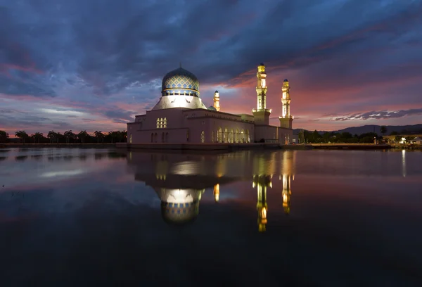 Красивая мечеть города Кота-Кинабалу на рассвете в Сабахе, Малайзия, Борнео — стоковое фото