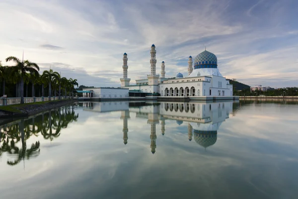 Krásné kota kinabalu město mešita v sunrise v sabah, Malajsie, borneo — Stock fotografie