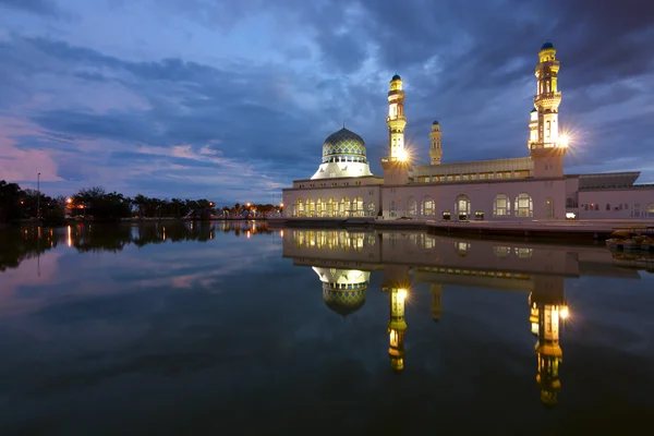 Hermosa mezquita de la ciudad de Kota Kinabalu al amanecer en Sabah, Malasia, Borneo — Foto de Stock