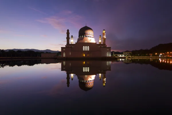 Krásné kota kinabalu město mešita v sunrise v sabah, Malajsie, borneo — Stock fotografie