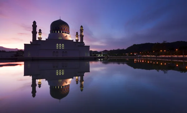 Hermosa mezquita de la ciudad de Kota Kinabalu al amanecer en Sabah, Malasia, Borneo —  Fotos de Stock