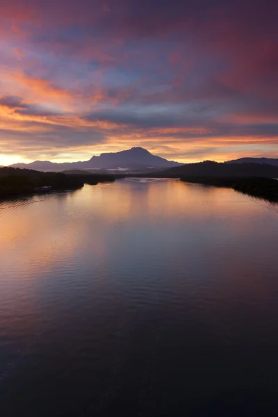 Wschód słońca z mount kinabalu w tle w sabah, Malezja, borneo — Zdjęcie stockowe