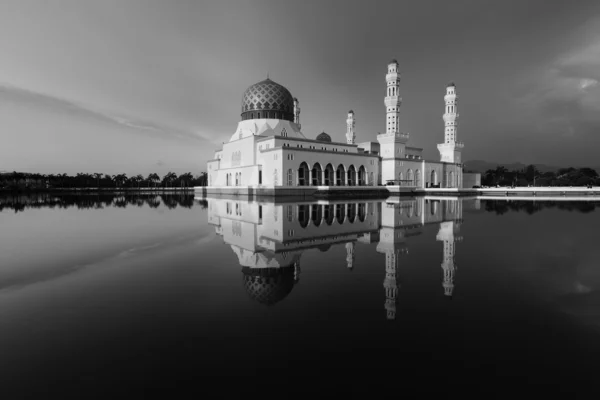 Moschea cittadina di Kota Kinabalu in bianco e nero, Sabah, Malesia, Borneo — Foto Stock