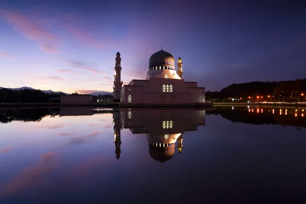 Belle mosquée de la ville de Kota Kinabalu à l'aube à Sabah, Malaisie, Bornéo — Photo