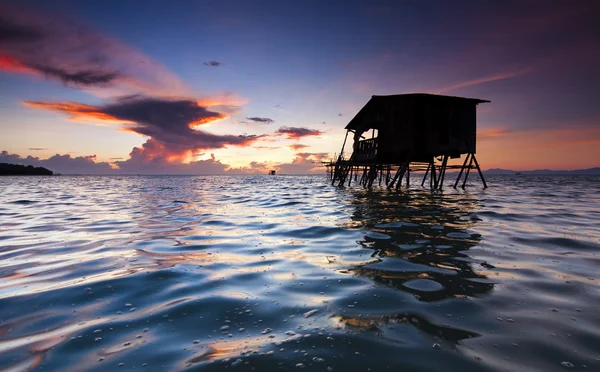 Wschód słońca nad szemrzącym powierzchni wody w kudat, sabah, Malezja Wschodnia, borneo — Zdjęcie stockowe