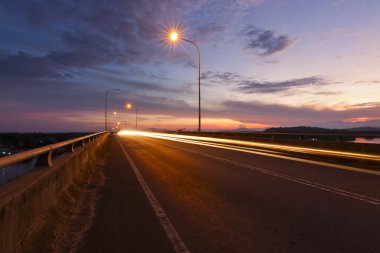 遯で作られました。タグ