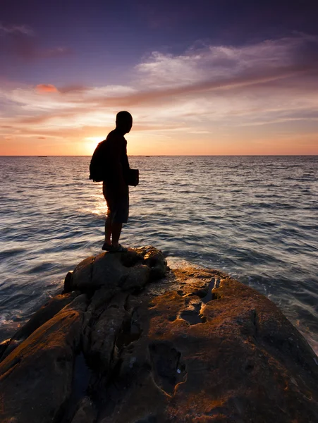 Gün batımını izlerken tek bir adam silüeti — Stok fotoğraf