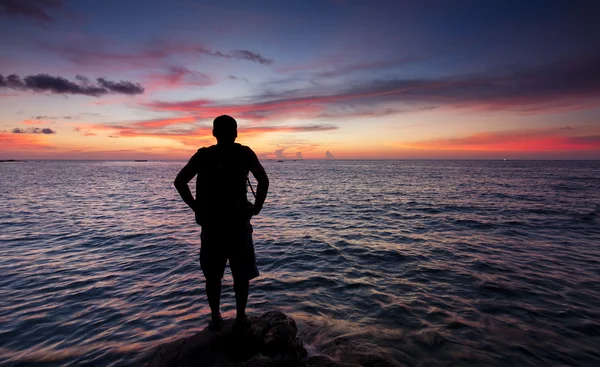 Silhueta de um único homem assistindo ao pôr do sol — Fotografia de Stock