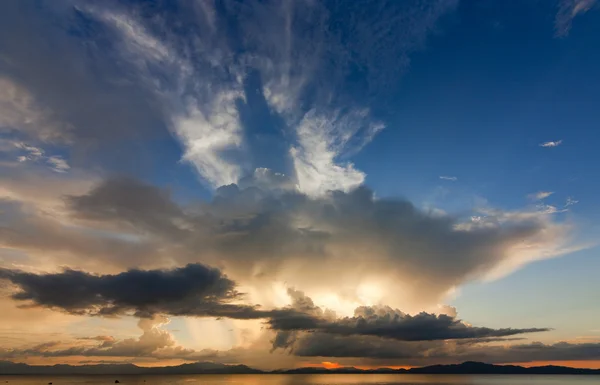 Nuvens coloridas e dramáticas ao pôr do sol — Fotografia de Stock