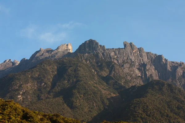 Mont Kinabalu avec ciel bleu à Kundasang, Sabah, Malaisie orientale, Bornéo — Photo