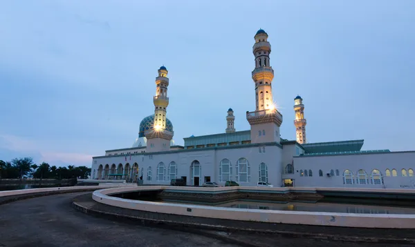 マレーシア、サバ州、ボルネオ島で夜明けにコタ キナバル市モスク — ストック写真