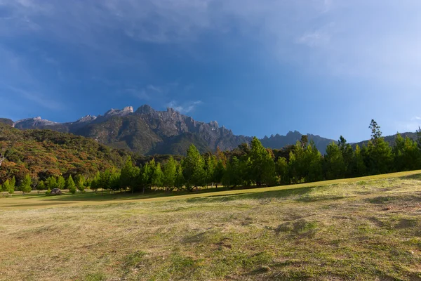 乡村景观与京那巴鲁山在 kundasang，沙巴，东马来西亚婆罗洲的背景 — 图库照片