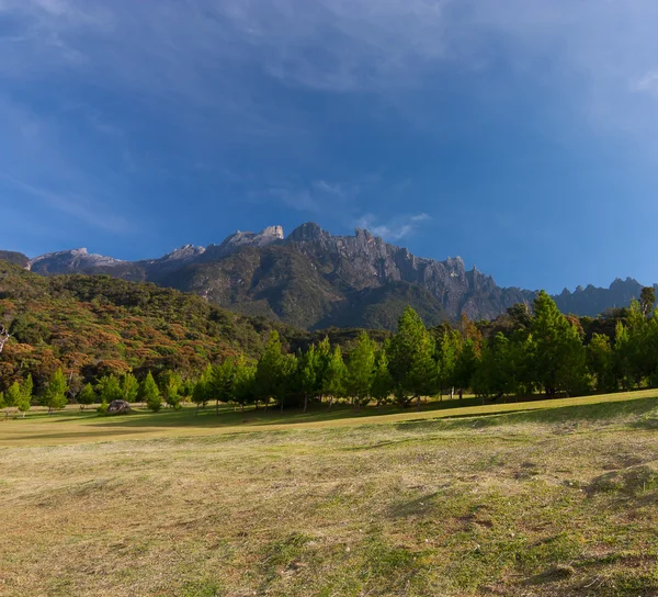 Ländliche Landschaft mit dem Kinabalu-Berg im Hintergrund in Kundasang, Sabah, Ostmalaysien, Borneo — Stockfoto