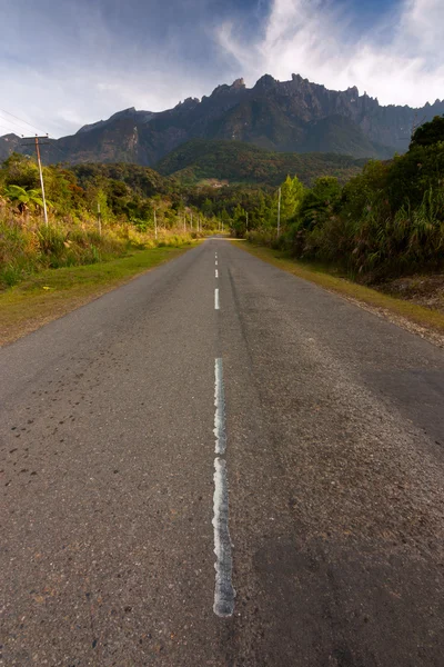 Asfaltowa droga prowadzi do Mount Kinabalu w Kundasang, Sabah, Malezja, Borneo — Zdjęcie stockowe