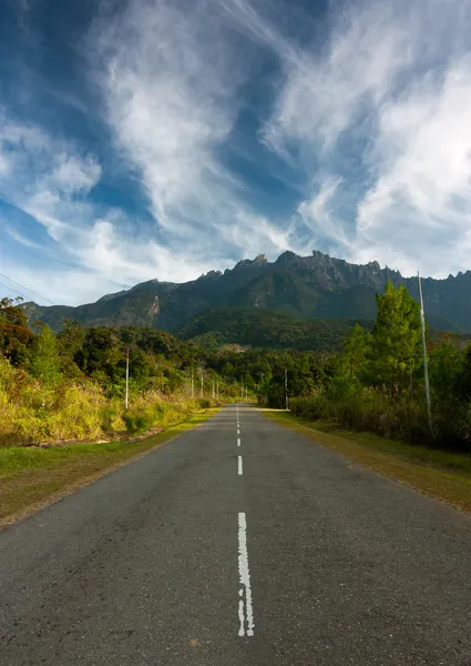 Droga prowadząca do Mount Kinabalu z dramatyczne niebo w Kundasang, Sabah, Malezja, Borneo — Zdjęcie stockowe