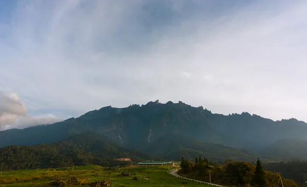 Monte Kinabalu con cielo blu a Kundasang, Sabah, Malesia orientale, Borneo — Foto Stock