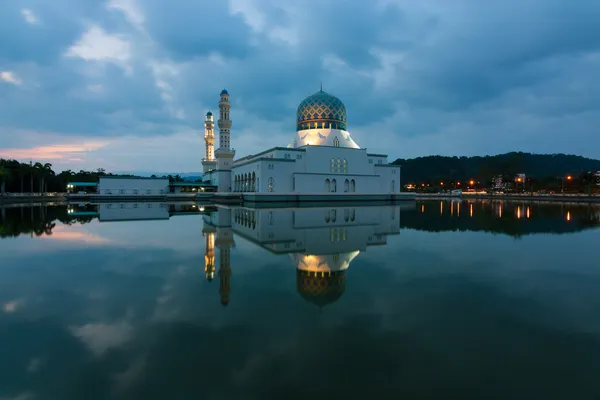 Reflektion i kota kinabalu moské i sabah, östliga malaysia, borneo — Stockfoto