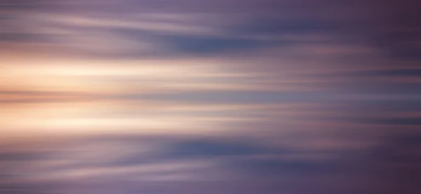 Reflektion av moln med lång exponering effekt, rörelse suddig — Stock fotografie