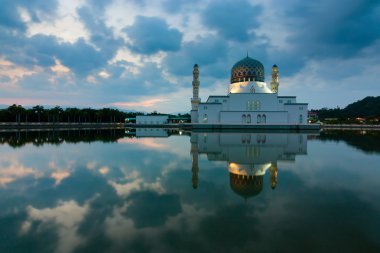 sabah, Doğu Malezya, Borneo kota kinabalu Camii yansıması