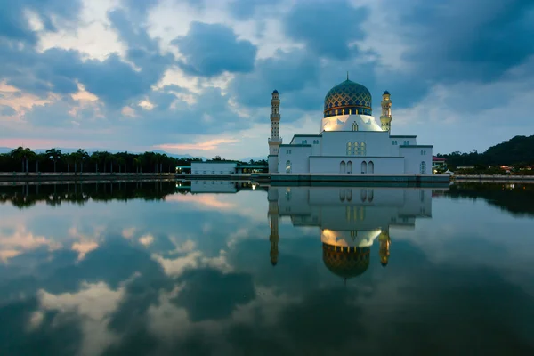 Riflessione della moschea di Kota Kinabalu a Sabah, Malesia orientale, Borneo — Foto Stock