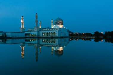 Mavi saat sabah, Doğu Malezya, Borneo kota kinabalu şehir Camii yansıma
