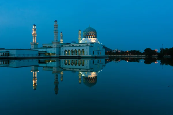 Reflejo de la mezquita de la ciudad de Kota Kinabalu a la hora azul en Sabah, Malasia Oriental, Borneo — Foto de Stock