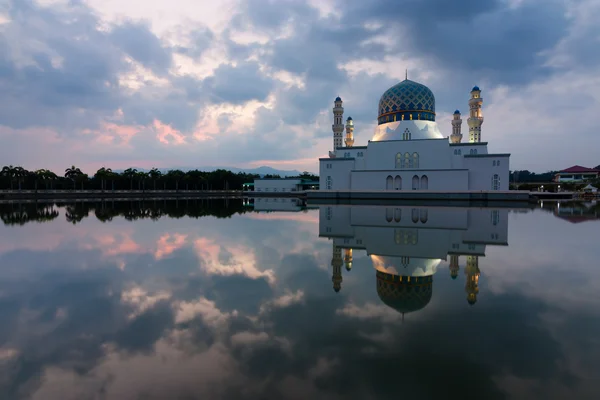 Riflessione della moschea di Kota Kinabalu a Sabah, Malesia orientale, Borneo — Foto Stock