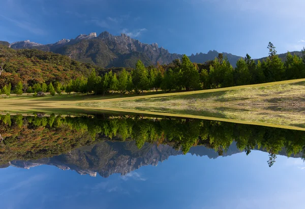 Reflexão do Monte Kinabalu em Kundasang, Sabah, Malásia Oriental, Bornéu — Fotografia de Stock