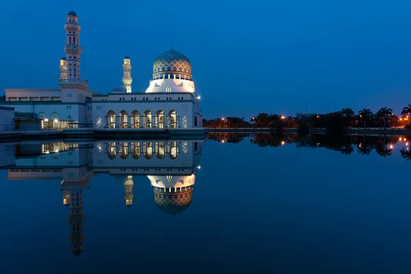 Reflexion der Moschee der Stadt Kota Kinabalu zur blauen Stunde in Sabah, Ostmalaysien, Borneo — Stockfoto