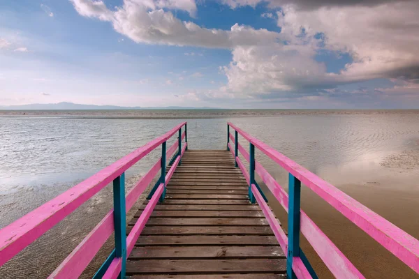 Jetty de madeira com céu azul em Sabah, Malásia Oriental, Bornéu — Fotografia de Stock