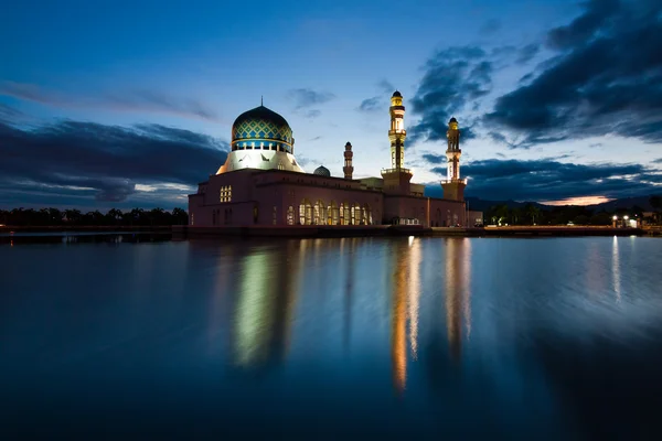 Moschea di Kota Kinabalu all'alba a Sabah, Malesia orientale, Borneo — Foto Stock