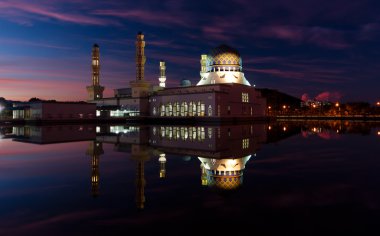 bir kota kinabalu şehir Camii sabah, Doğu Malezya, Borneo yansıma şafak