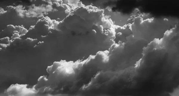 Dramatische Wolken in Schwarz-Weiß — Stockfoto