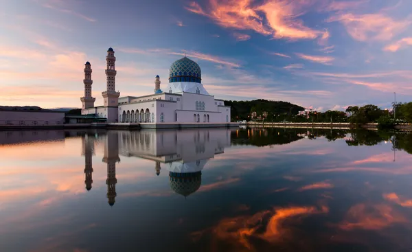 Reflexion der Moschee der Stadt Kota Kinabalu bei Sonnenaufgang in Sabah, Ostmalaysien, Borneo — Stockfoto