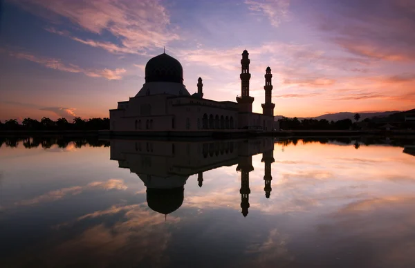 Kota kinabalu moskee bij zonsopgang in sabah, Maleisië, borneo — Stockfoto