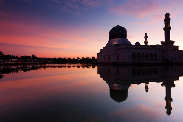 Moschea di Kota Kinabalu all'alba a Sabah, Malesia orientale, Borneo — Foto Stock