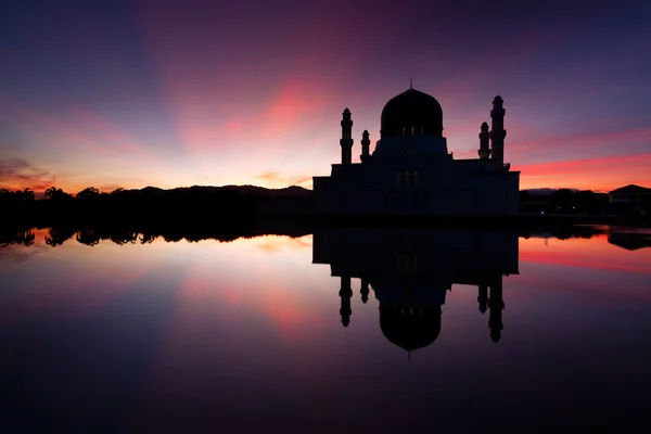 Moschea di Kota Kinabalu all'alba a Sabah, Malesia orientale, Borneo — Foto Stock