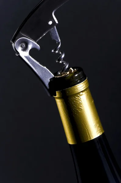 bir kırmızı şarap uncorking