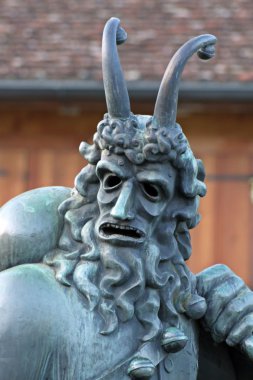 Şeytan maskesi Anıtı