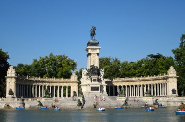 Ana bir anıt ve retiro park, madrid, İspanya, gemiler
