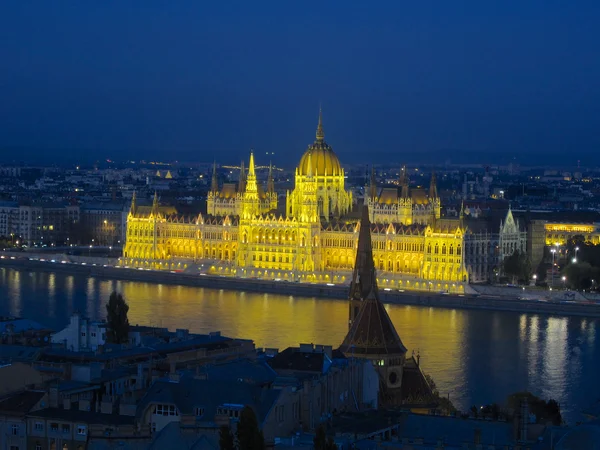 Вид на венгерский парламент из замка Буда, Будапешт, Венгрия — стоковое фото